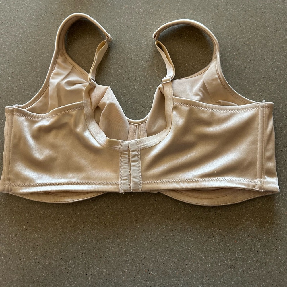Cacique Cream Bra. Used in excellent condition. Size 42DDD - Picture 2 of 4